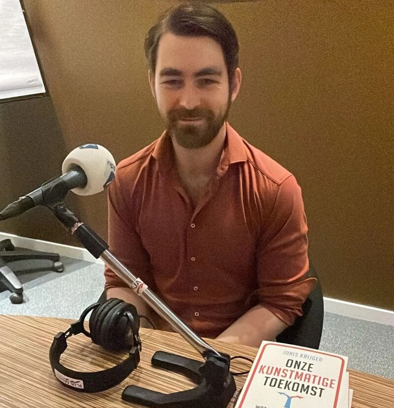 Joris Krijger behind an NPO Radio 1 microphone before his appearance on NPO Radio 1 Goed Ingelichte Kring
