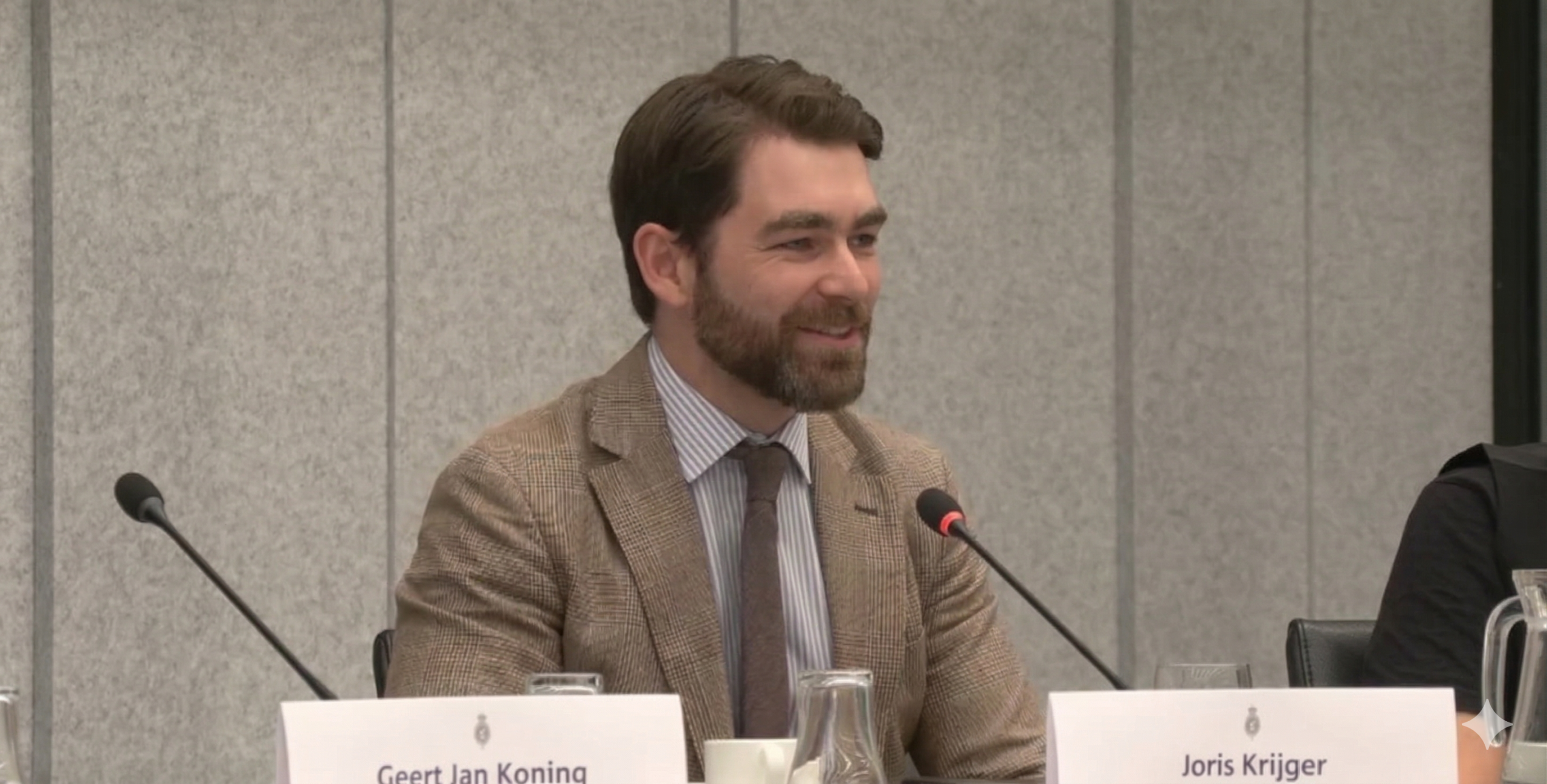 Joris Krijger behind an NPO Radio 1 microphone before his appearance on NPO Radio 1 Goed Ingelichte Kring